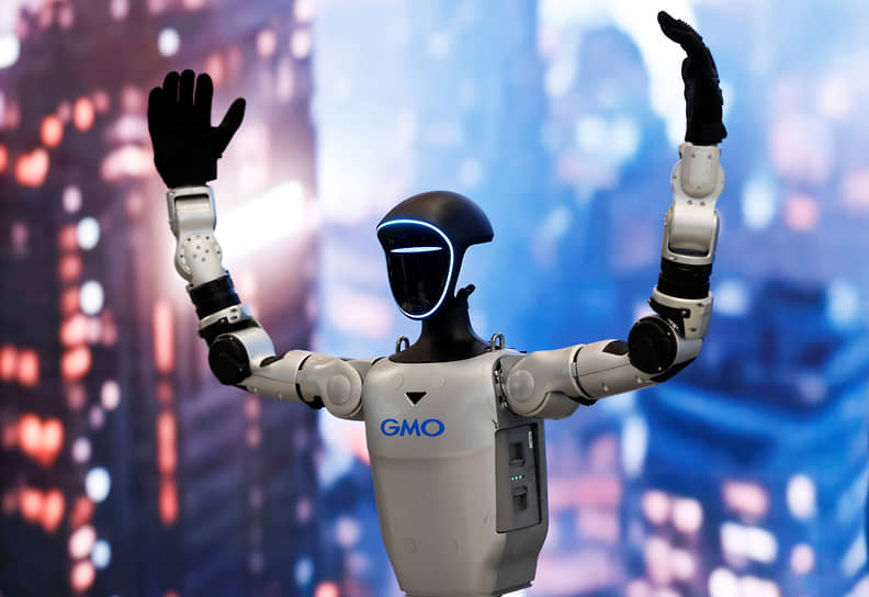 Робот-гуманоид Unitree G1 от компании GMO приветствует посетителей выставки