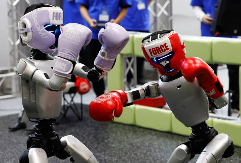 Спарринг двух Unitree G1. Последняя версия робота имеет 23 сустава и грузоподъемность кисти 2 кг