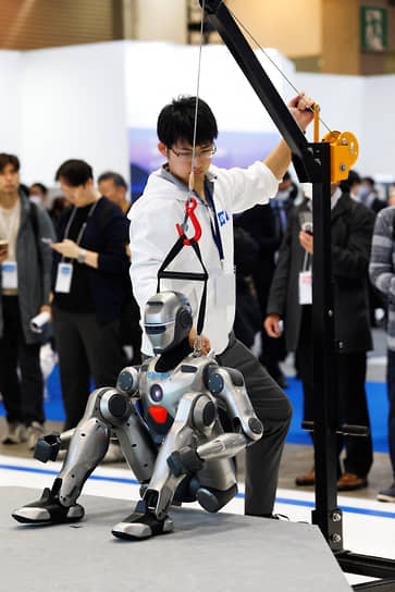 Человекоподобный робот EngineAI PM01 от компании AI and Robotics. Коммерческая модель имеет открытое программное обеспечение и может дорабатываться под нужды владельца