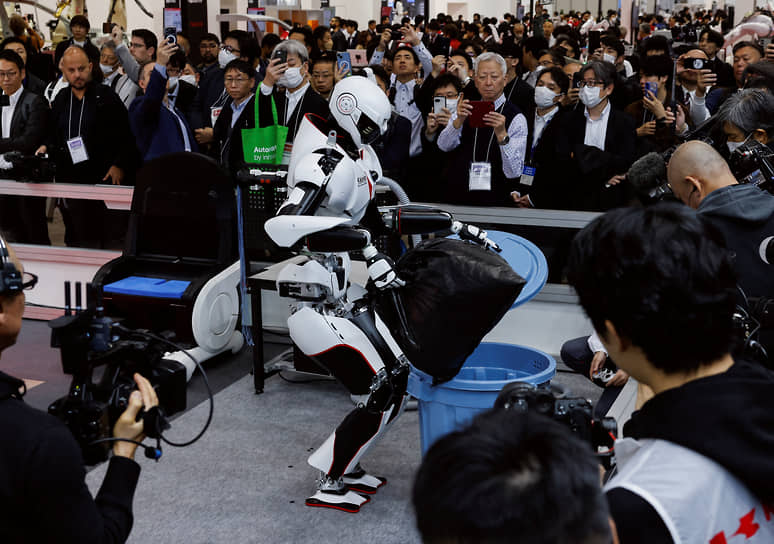 Kaleido 9 выбрасывает мусор в бак на демонстрационной платформе IREX 2025