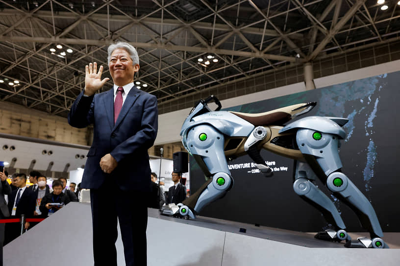 Генеральный директор Kawasaki Heavy Industries Ясухико Хашимото позирует c внедорожным персональным транспортным средством CORLEO. Компания планирует запустить «мото-коня» с водородным двигателем в массовое производство до 2050 года