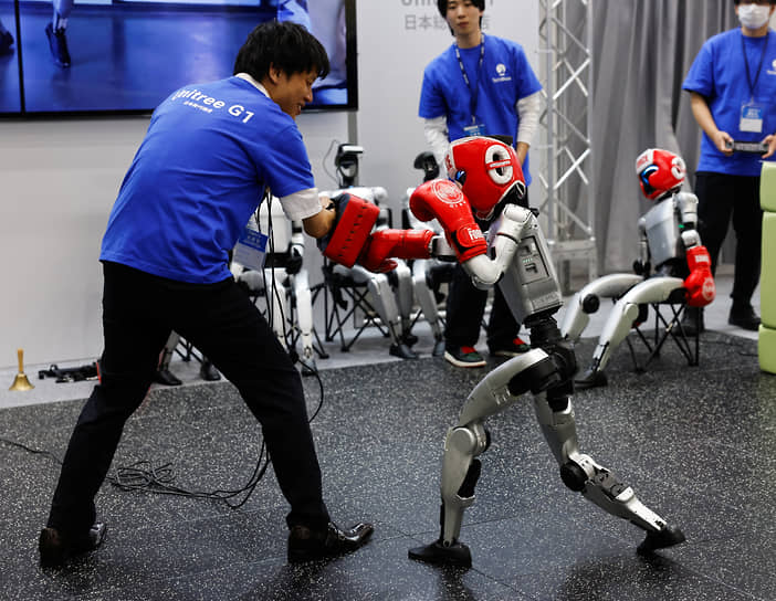 Гуманоидный робот Unitree G1 боксирует с человеком на стенде TechShare