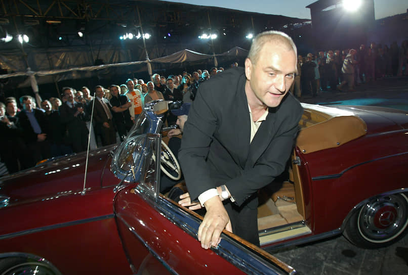 На открытии выставки коллекционных автомобилей а спортивном комплексе «Олимпийский», 2003 год