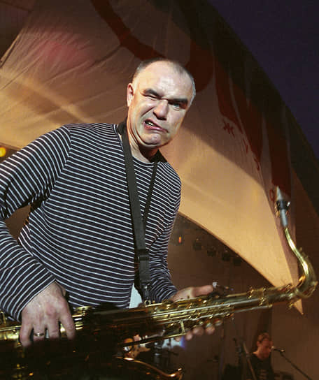 «Все девчонки в моем квинтете — обра­зованней меня в сто раз. Выше меня как музыкант­ы. И, работая с ними, я постоянно повышаю свое мастерство. Люблю находиться рядом с людьми, которы­е сильней и лучше меня в чем-то. Мне так спокойней. Когда я сам лучше всех — у ме­ня опускаются руки»