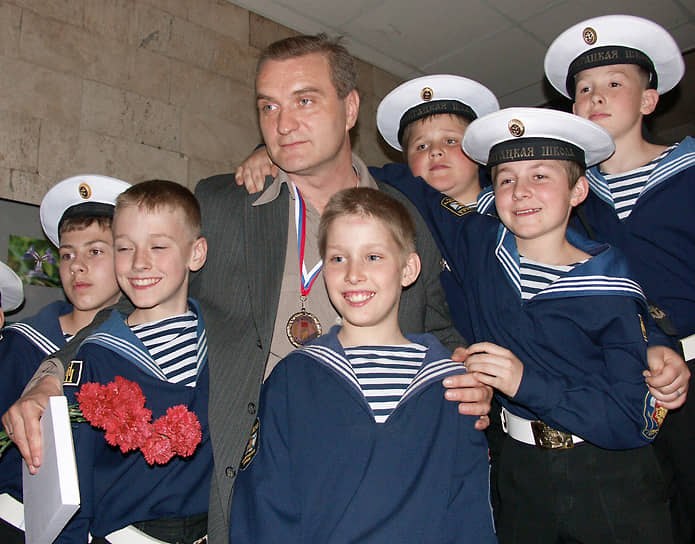 С юными моряками на праздновании Дня Победы в Доме кино, 2004 год