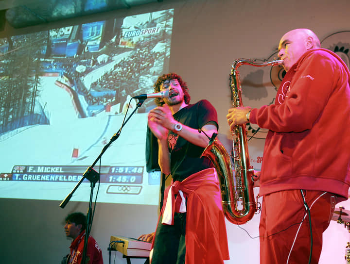 С солистом группы «Ума2рман» Владимиром Крестовским в «Русском доме» во время зимних Олимпийских игр в Турине, 2006 год