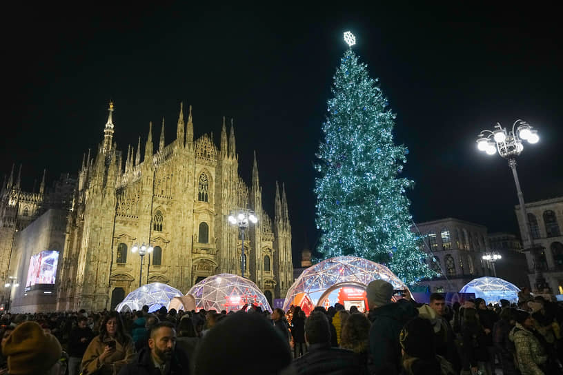 Рождественская елка около Миланского собора 