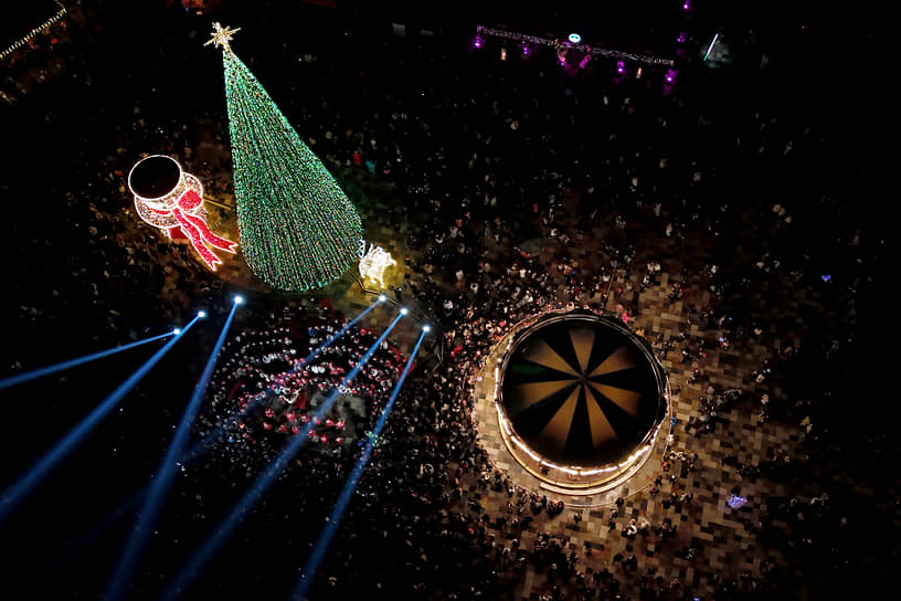 Рождественская елка на площади Скандербега в Тиране