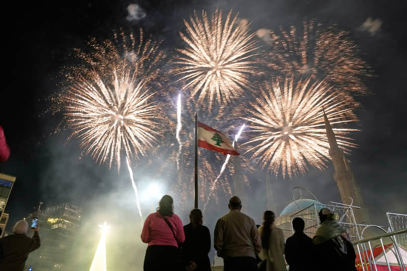 Фейерверки перед мечетью Мухаммеда аль-Амина на площади Мучеников в Бейруте