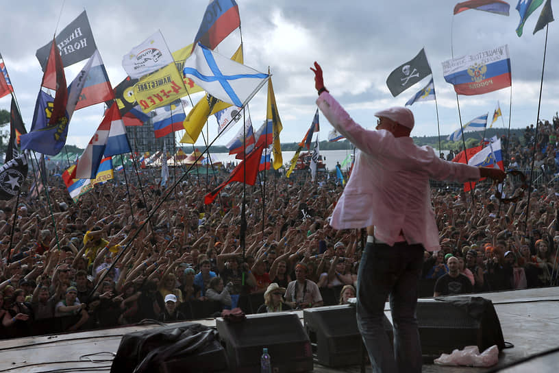 «На кларнете я занимаюсь час-полтора в день. Но хотелось бы больше. Даже на гастроли вожу его с собой. Встаю с утра, делаю растяжку и играю этюды. Это доставляет мне удовольствие и заставляет проснуться. Разгоняет кровь, увеличивает приток кислорода в мозг — ощущение такое, как будто &quot;освежин&quot; употребил»