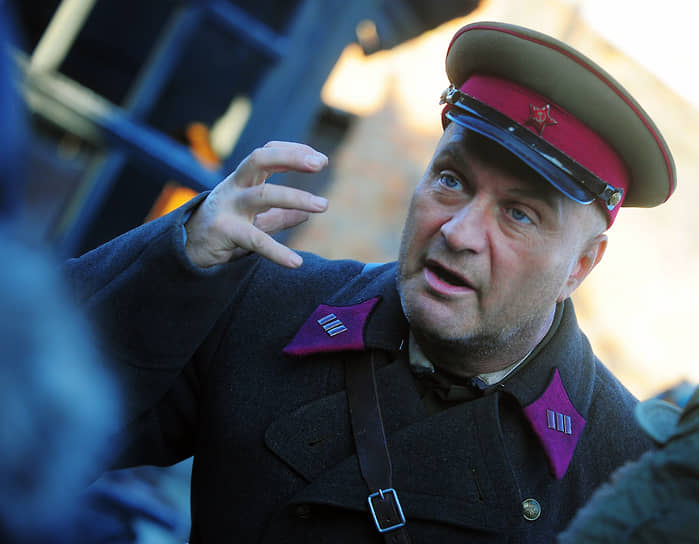 С конца 90-х Балуев часто снимался в голливудских фильмах, куда приглашался, обычно, на второстепенные или эпизодические роли российских военных&lt;br>
На фото: на съемках сериала «Жизнь и судьба», 2011 год