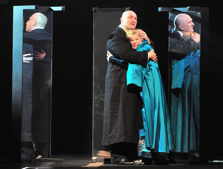 С Александрой Захаровой в спектакле «Небесные странники»  на сцене Московского театра «Ленком», 2013 год