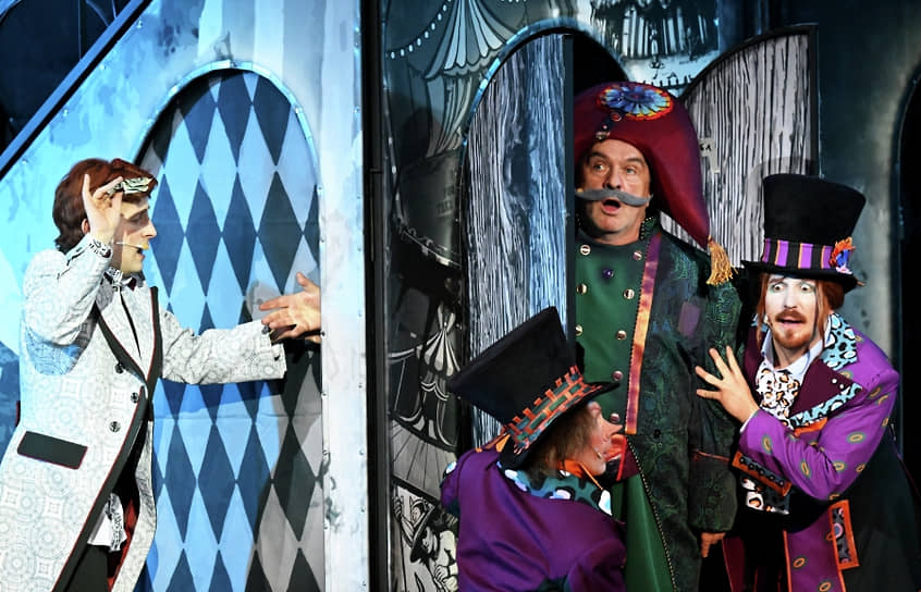 С актером Дмитрием Ломакиным (слева) на предпремьерном показе спектакля «Ревизор» в театре Российской Армии, 2025 год