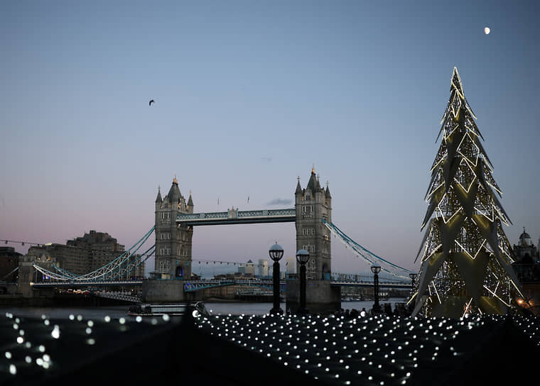 Вид на Тауэрский мост с рождественской ярмарки в Лондоне