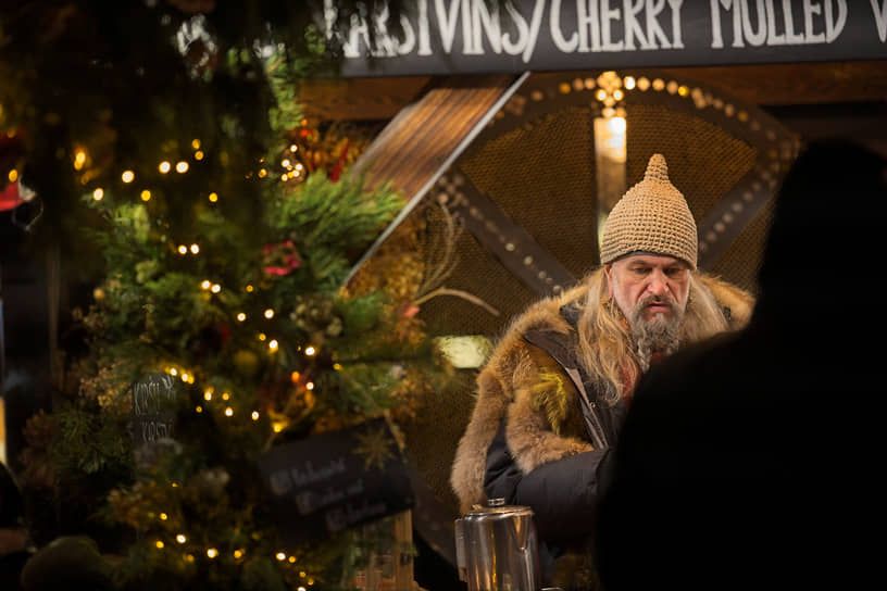 Продавец на рождественской ярмарке в Старом городе Риги 