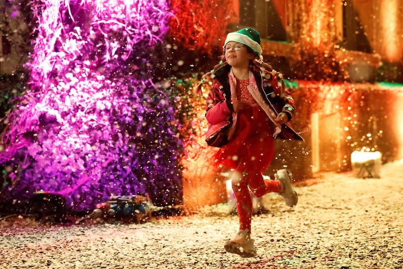 Ребенок участвует в рождественском забеге Санта-Эльфов в Кабинтили (Ирландия)