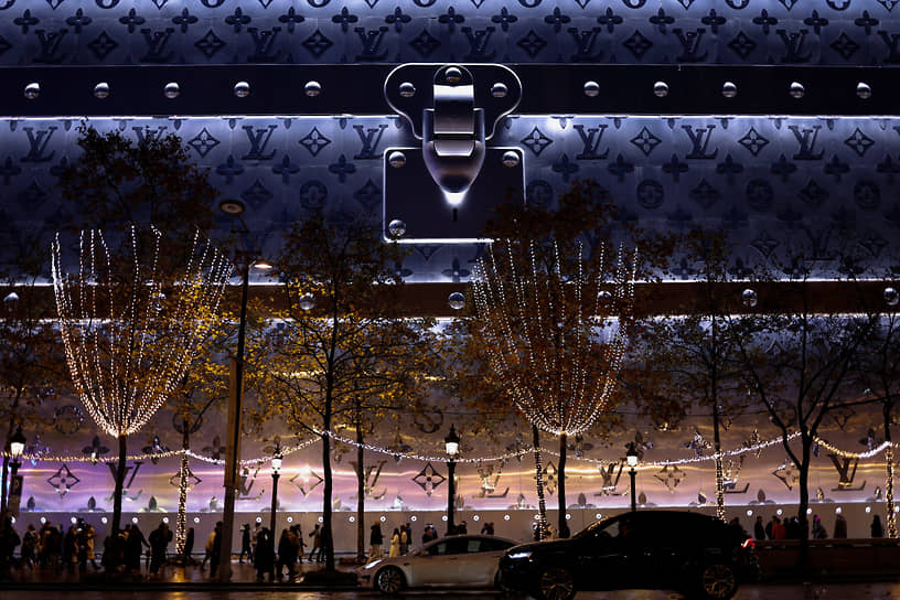 Магазин Louis Vuitton на Елисейских полях в Париже