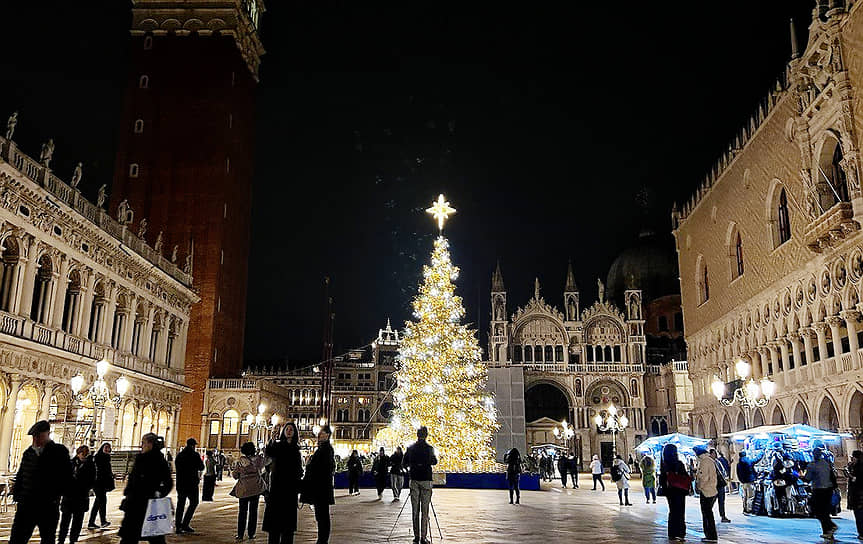 Рождественские декорации на площади Святого Марка в Венеции