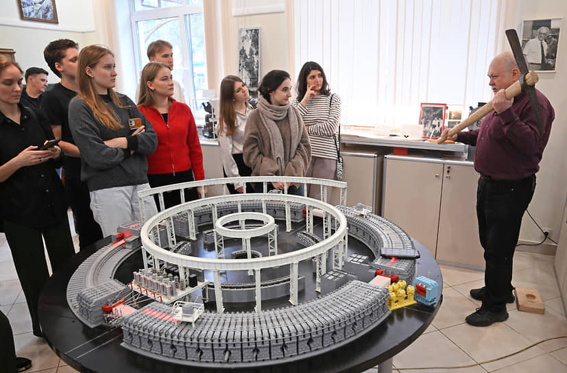 Студенты Академии журналистики «Коммерсантъ» в Объединенном институте ядерных исследований 