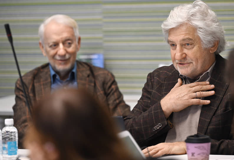 Директор по стратегическим направлениям ИД «Коммерсантъ» Виктор Лошак (слева) и директор Департамента господдержки периодической печати и книжной индустрии Минцифры Владимир Григорьев