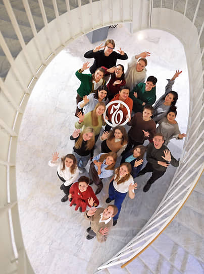 Руководитель Академии журналистики «Коммерсантъ» Иван Сухов (в центре) со студентами 