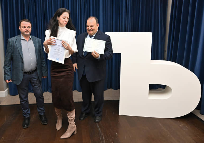 Главный редактор газеты «Коммерсантъ», шеф-редактор ИД «Коммерсантъ» Михаил Лукин (слева) и ректор Финансового университета при правительстве РФ Станислав Прокофьев на церемонии вручения дипломов студентам 