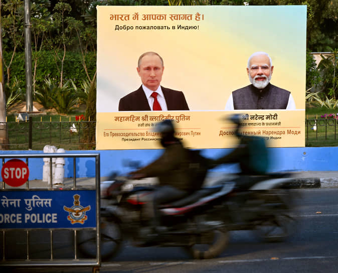 Президент России Владимир Путин (слева) и премьер-министр Индии Нарендра Моди