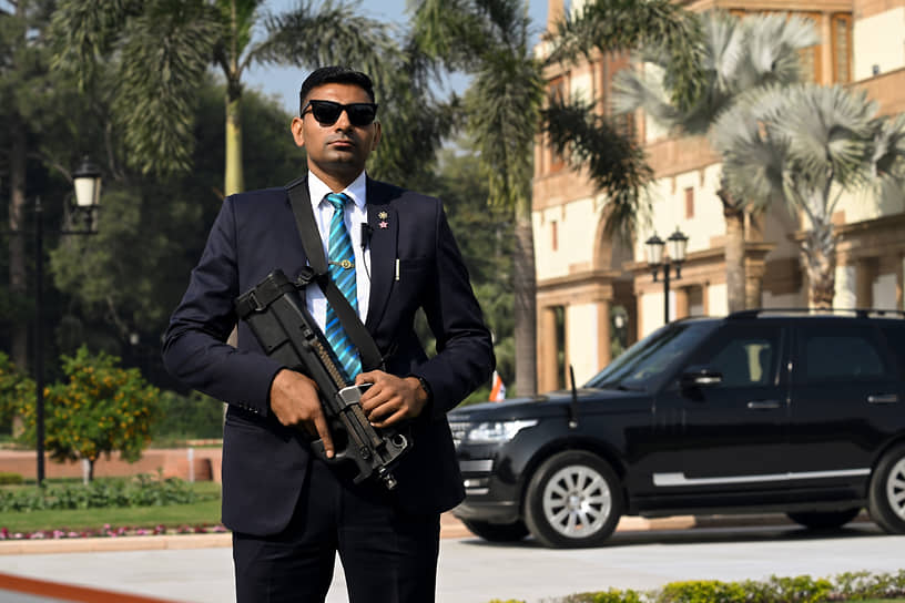 Сотрудник службы безопасности индийского премьера с автоматом