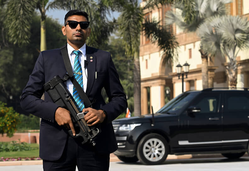 Сотрудник службы безопасности индийского премьера с автоматом