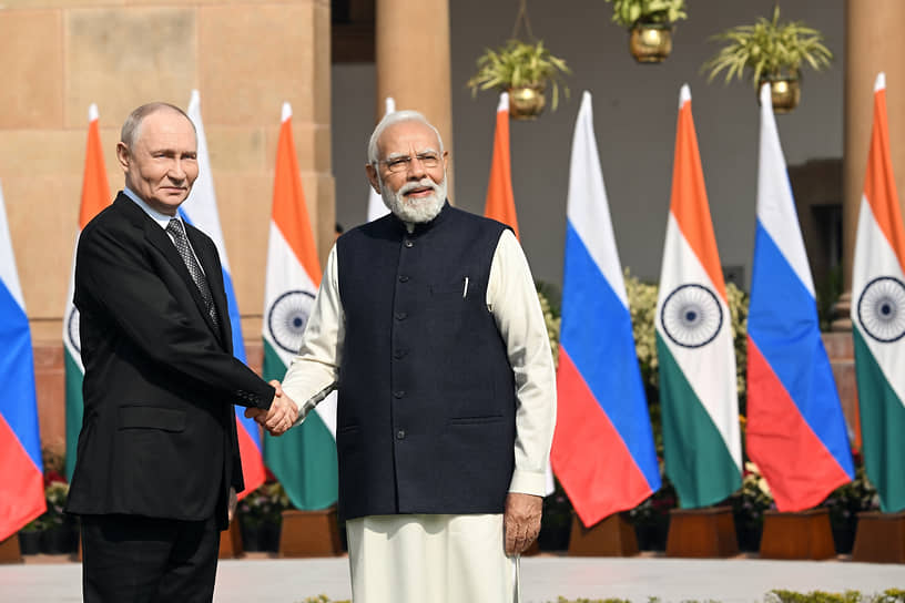 Президент России Владимир Путин и премьер-министр Индии Нарендра Моди на встрече, по результатам которой стороны договорились начать обсуждение 30-дневного безвизового режима для тургрупп 