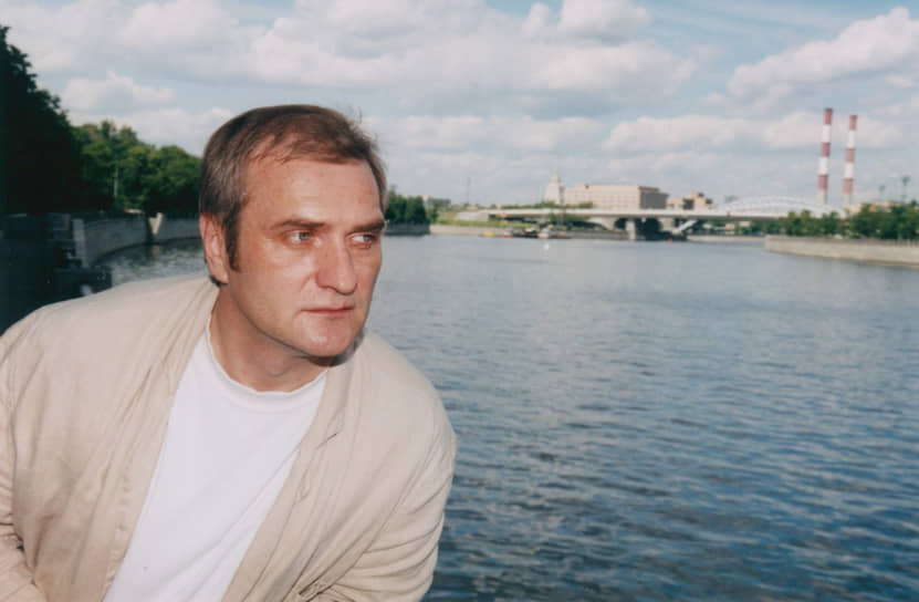 Александр Балуев родился 6 декабря 1958 года в Москве. После окончания средней школы работал помощником осветителя на киностудии «Мосфильм». В 1980-м окончил Школу-студию им. Вл. И. Немировича-Данченко при Московском художественном академическом театре СССР 
