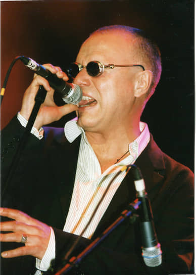 «После армии я пошел на экономический в МГУ. Почему-то подумал, что это перспективное направление: экономика зарубежных стран, международные поездки. Всем же хотелось стать дипломатами, хотелось поехать за кока-колой. Но я не выдержал — проучился там всего два курса. И уже на первом мы создали джазовый кварте»