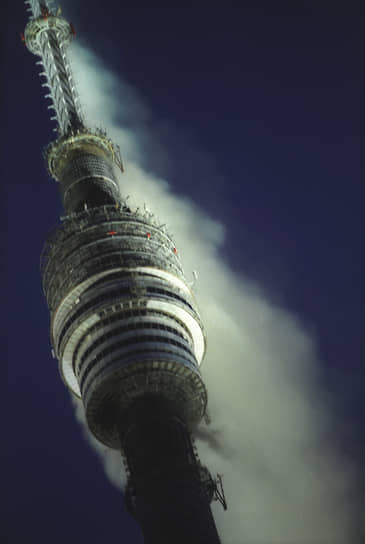 В тушении Останкинской телебашни участвовали 240 сотрудников противопожарной службы, 60 пожарных машин и
вертолетная пожарно-спасательная группа Ка-32