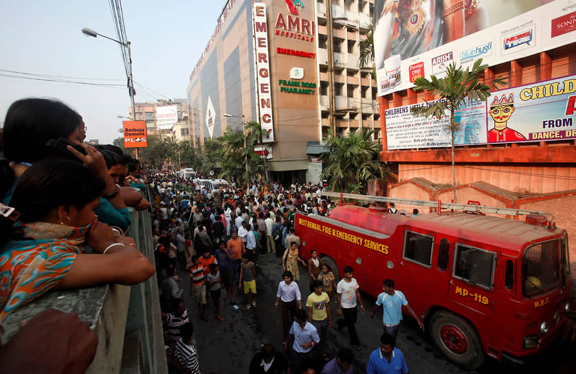 Фасад больничного корпуса (на фото) представлял собой сплошную застекленную поверхность без открывающихся окон