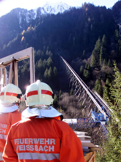 Спасатели несколько дней искали останки жертв в тоннеле фуникулера, поднимавшегося к вершине горы Кицштайнхорн