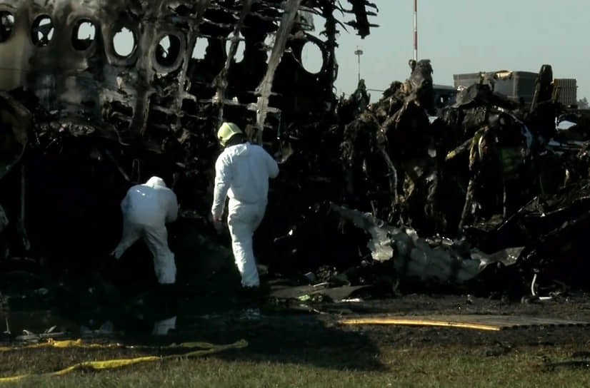 Разбор обломков самолета на взлетно-посадочной полосе в Шереметьево