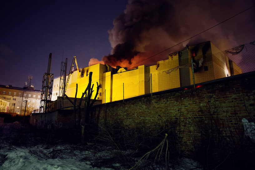 Спецслужбы боролись с огнем в «Зимней вишне» около 14 часов