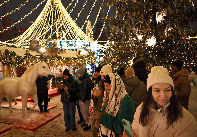 Площадка уличного фестиваля «Путешествие в Рождество» на Манежной площади