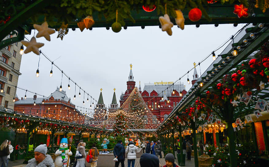 Гирлянды на территории Манежной площади