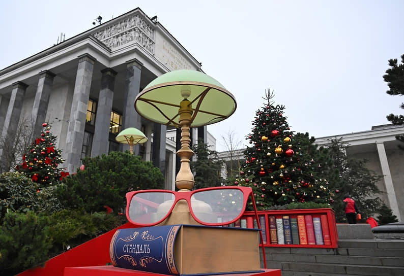 Украшения у здания Государственной библиотеки