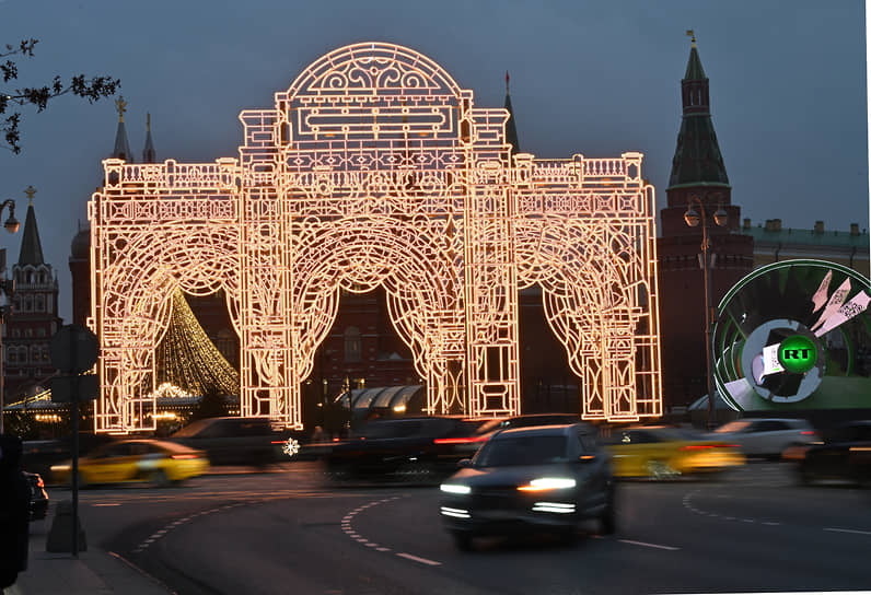 Светящаяся арка в центре города