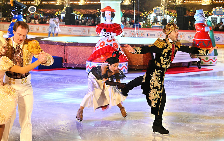 Фигуристы Повилас Ванагас и Маргарита Дробязко на открытии ГУМ-катка 
