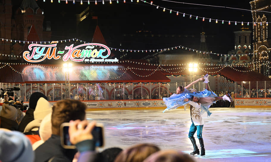 Фигуристы Виктория Синицина и Никита Кацалапов  на церемонии открытия ГУМ-катка