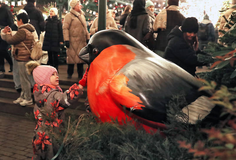 Скульптура снегиря на Манежной площади