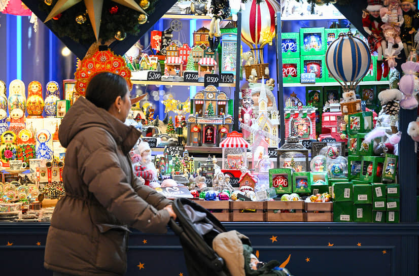 Прилавок с сувенирами и подарками в Центральном детском магазине