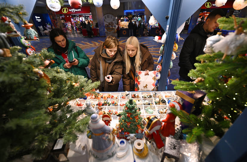 Отдел елочных игрушек в Центральном детском магазине