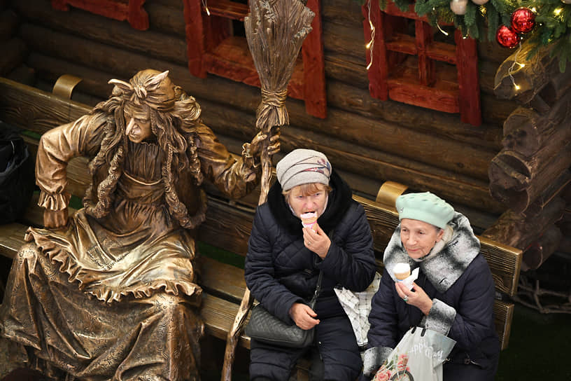 Посетительницы Центрального детского магазина