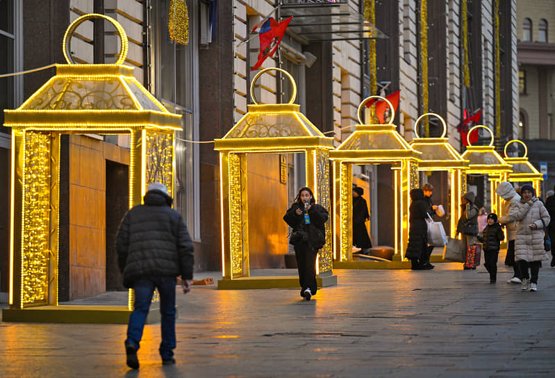 Декоративные конструкции у здания Центрального детского магазина 