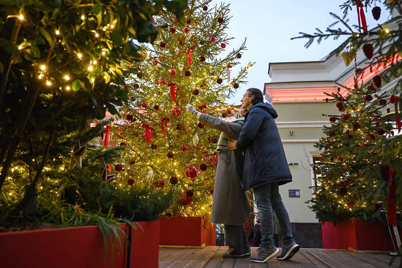 Елки на площади у Центрального детского магазина