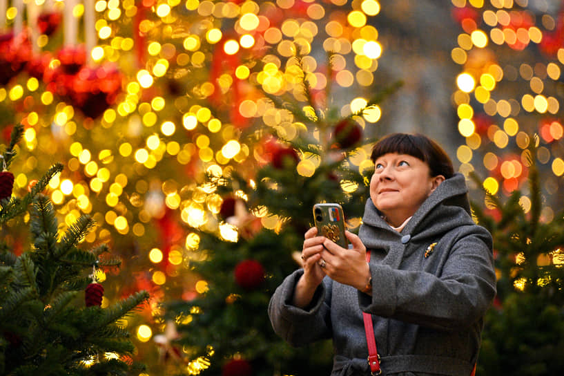 Елки на площади у Центрального детского магазина